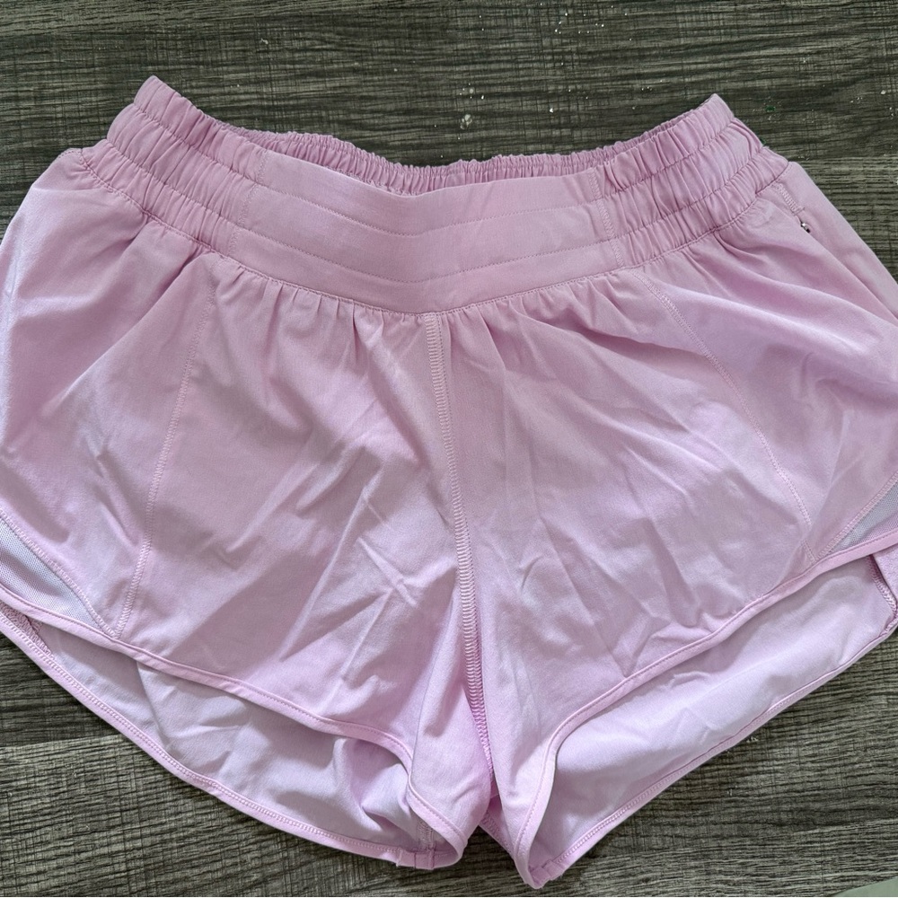 lululemon low rise hotty hot shorts 2.5” size 6